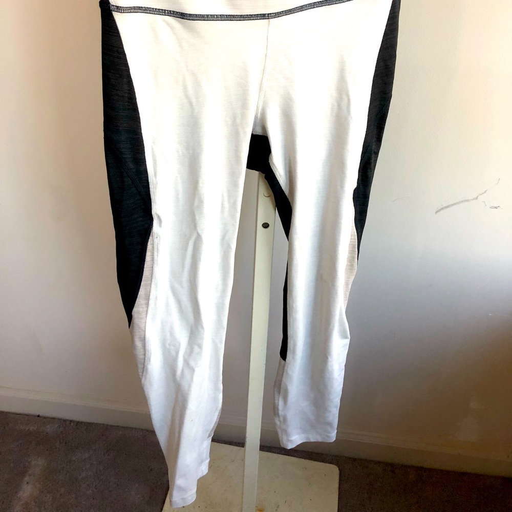 Outdoor voices Black & white color block leggings sz m yoga pants